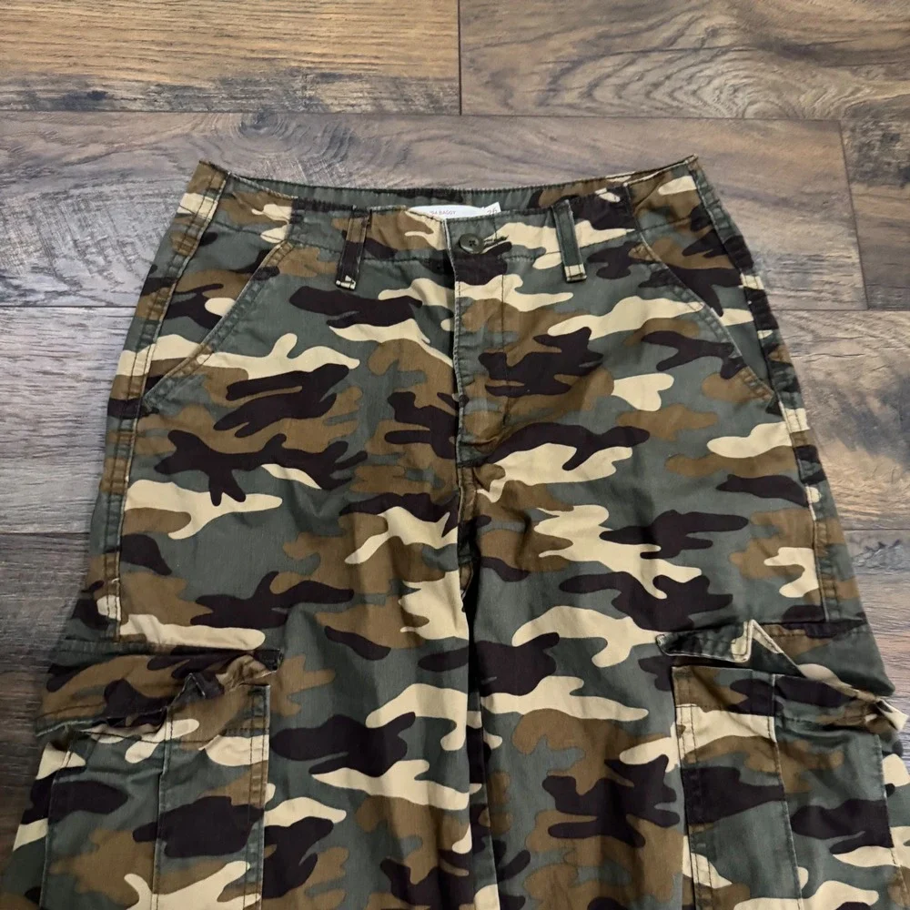 Levis 94 Baggy Cargo Pants Womens 26 Camo Wide Leg Parachute Drawstring - Picture 2 of 6